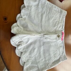 Lilly Pulitzer size 00 White scalloped shorts